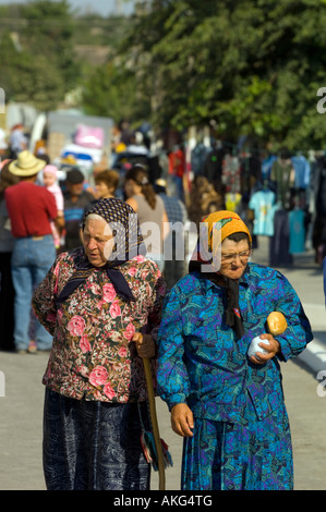 Les personnes qui fréquentent les marchés dans le Delta du Danube Mahmudia Dobrogea Roumanie Banque D'Images