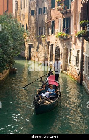 Aviron Gondolier touristes autour de canaux latéraux à Venise Vénétie Italie Europe EU Banque D'Images