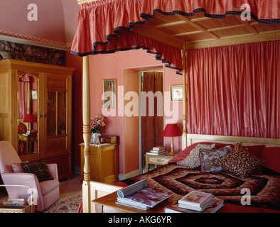 Lit à baldaquin avec auvent et rideaux rose en rose appartement chambres Banque D'Images