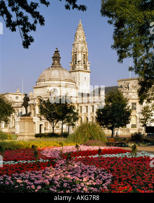 Centre municipal de CARDIFF CITY HALL AVEC WELSH DRAGON SUR LE DOME ET FLEURS DE L'ÉTÉ AU PAYS DE GALLES CARDIFF UK Banque D'Images