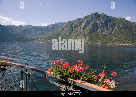 Vue sur le lac de Lugano FORME OSTENO VERS SAN MAMETTE CRESSOGNO ET CIMAIL MOUNTAIN MONTE DEI PIXXONI L'EUROPE DU NORD DE L'ITALIE Banque D'Images