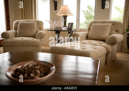 Détail de deux chaises avec lampe et table. Banque D'Images