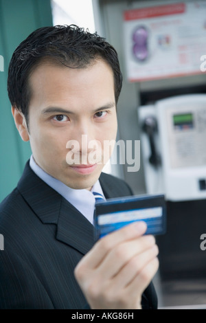 Portrait of a businessman holding une carte de téléphone Banque D'Images