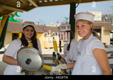 WISCONSIN Milwaukee teenage girls vente de maïs grillé trempé dans du beurre à State Fair des épis de maïs Banque D'Images