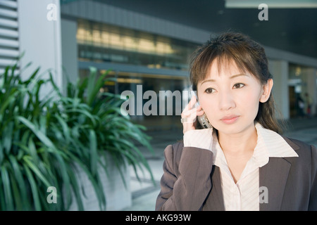 Close-up of a businesswoman using a mobile phone Banque D'Images