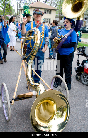 Les membres de la bande de tuba Sousaphone holding mobile sur roues. MayDay Parade et Festival. Minneapolis Minnesota USA Banque D'Images