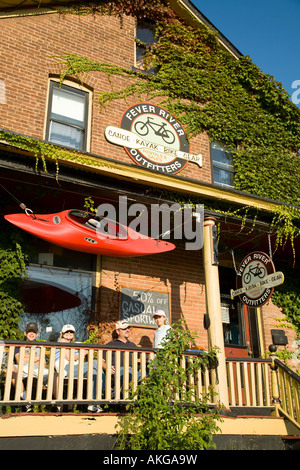 ILLINOIS Illinois famille s'asseoir sur le porche de la fièvre River Outfitters kayak pendaison ancienne résidence Banque D'Images