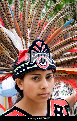 L'âge de l'adolescence 16 habillés en costume à plumes aztèque de parade. MayDay Parade et Festival. Minneapolis Minnesota USA Banque D'Images