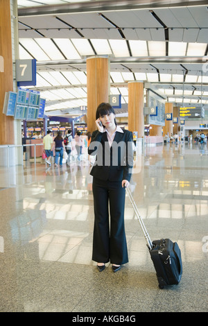 Businesswoman talking on a mobile phone lounge Banque D'Images