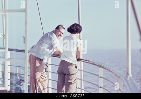 L'homme et la femme mature sur un bateau de croisière 1960 Banque D'Images