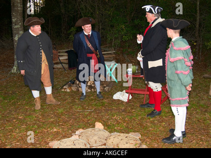 Soldats autour de feu de camp à la guerre révolutionnaire à reconstitution Andrew Jackson State Park Lancaster en Caroline du Sud USA Banque D'Images