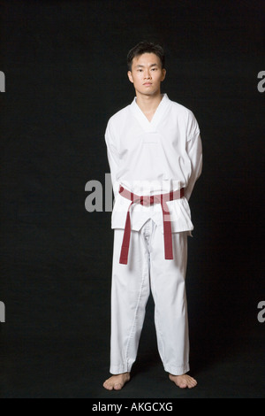 Portrait of a young man standing in gi Banque D'Images