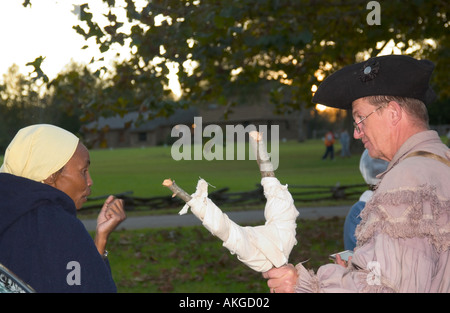 Colon et African American Femme esclave à la reconstitution de la guerre révolutionnaire à l'Andrew Jackson State Park Lancaster SC USA Banque D'Images