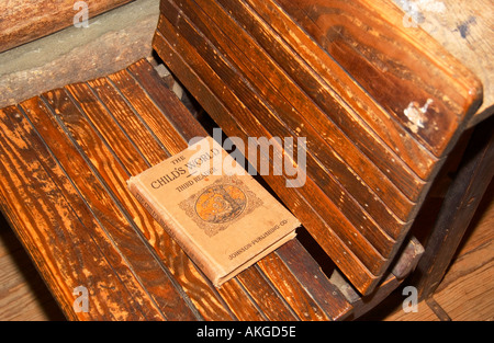 Livre allongé sur pupitre, dans ancienne école à Andrew Jackson State Park Lancaster en Caroline du Sud USA Banque D'Images