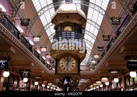 Queen Victoria Building, Sydney, avec étages de boutiques de luxe, et Great Australian pendaison réveil. Banque D'Images