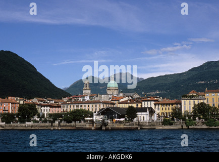 La ville de sur le Lac Majeur Verbania Piemonte Italie Banque D'Images