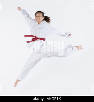 Close-up of a young woman jumping et pratiquer les arts martiaux Banque D'Images