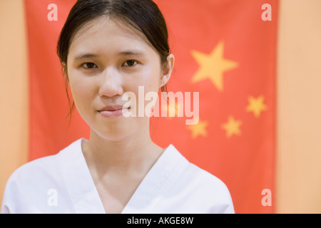 Portrait d'une jeune femme avec un drapeau chinois en arrière-plan Banque D'Images