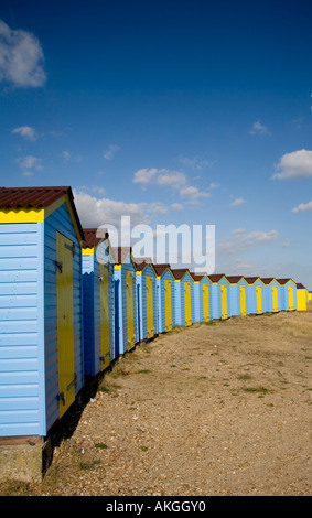 Cabines colorées sur la plage de Littlehampton West Sussex England Banque D'Images