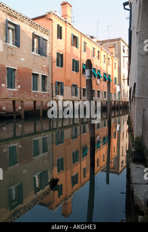 Reflets dans un canal à Venise, Vénétie Italie (Venise) Banque D'Images