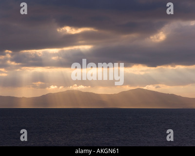 Hebridean rayons sur Jura prises à partir de la côte d'Ecosse Argyll Knapdale Banque D'Images