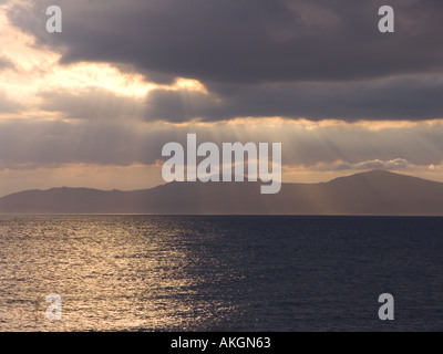 Hebridean rayons sur Jura prises à partir de la côte d'Ecosse Argyll Knapdale Banque D'Images