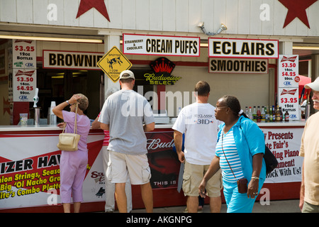 Milwaukee WISCONSIN beer en vente au stand profiteroles éclairs et des smoothies les gens attendent pour faire acheter Banque D'Images