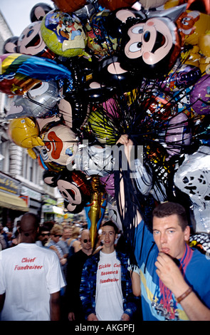 Nottinghill carnival un ballon vendeur de vendre des ballons dans la foule dans la rue Banque D'Images