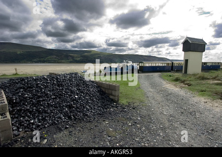 Sherpa une des trains circulant sur la voie ferrée près de Dolgellau Barmouth au Pays de Galles Banque D'Images