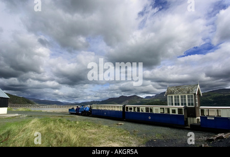 Sherpa une des trains circulant sur la voie ferrée près de Dolgellau Barmouth au Pays de Galles Banque D'Images