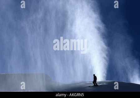 Skieur solitaire se tient sous un canon à neige à Val d isere Alpes Banque D'Images