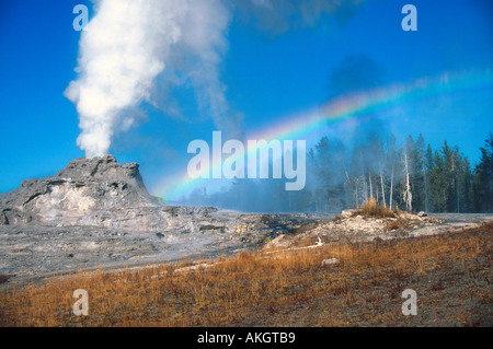 Sources Chaudes Geysers Nth America crachant de l'eau chauffée Château geyser Old Faithful arc-en-ciel Banque D'Images