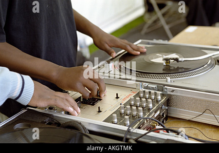 Les djs jouant avec leurs mains de la hanche et de l'éraflure avec un garçon d'être montré comment dj montrant leurs mains Banque D'Images