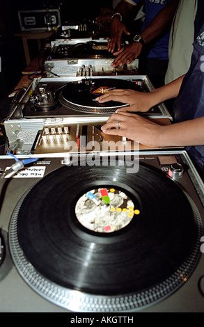 Les djs jouant avec leurs mains de la hanche et aux rayures. Banque D'Images