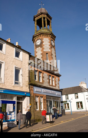 Petits commerces Castle Douglas Dumfries et Galloways devantures Food Town et tour de l'horloge sur King Street Scotland UK Banque D'Images