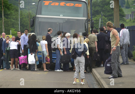 Les banlieusards d'attente à bord d'un bus qui a été mis sur parce que leur train est hors service UK Banque D'Images