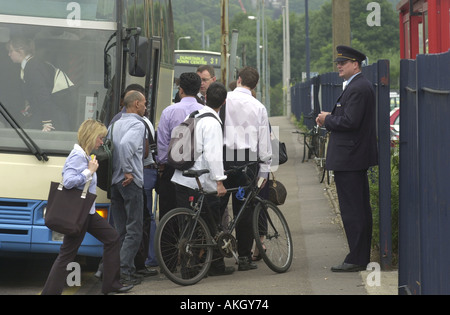 Les banlieusards d'attente à bord d'un bus qui a été mis sur parce que leur train est hors service UK Banque D'Images