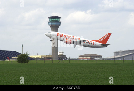 Easyjet avion décolle de l'aéroport de Luton Bedfordshire UK Banque D'Images