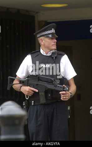 Agent de police guards Luton Crown Court UK Banque D'Images
