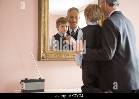 Smartly dressed boy et de son grand-père Banque D'Images