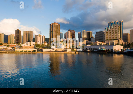 Skyline de Honolulu Hawaï du port d'Honolulu Banque D'Images