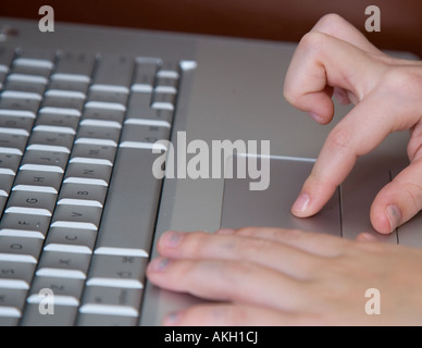 Enfant travaillant sur un ordinateur portable Banque D'Images