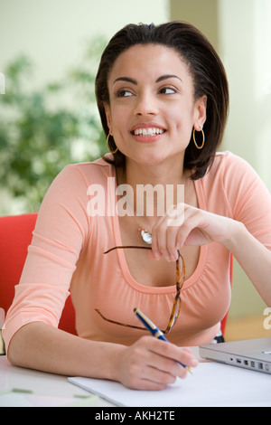 Young woman sitting at desk Banque D'Images
