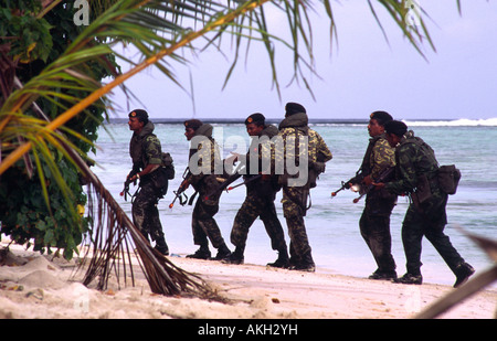 L'Armée des Maldives au cours de l'exercice en commun avec les forces spéciales américaines. Bodo Huura Island, North Male Atoll, Maldives. Banque D'Images