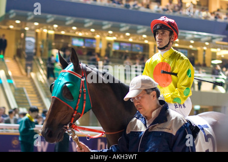 Olivier Doleuze disc jockey de France équitation 'Centennial' le 21/03/2007 à 21:40 sur un hippodrome Happy Valley à Hong Kong. Banque D'Images