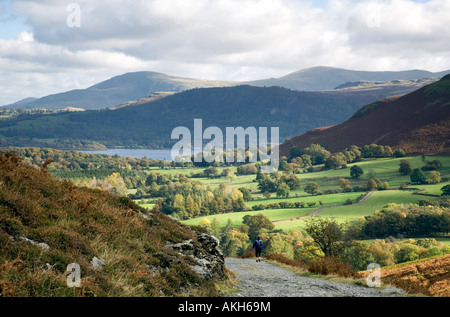 Vue du haut des Walker en ordre décroissant Stoneycroft Gill à Newlands Valley Derwent Water est tombé et les Fells Blaeberry Banque D'Images