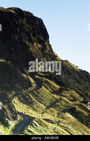 L'extrémité nord de la route radicale qui s'exécute avec Salisbury Crags dans le parc Holyrood Edinburgh Scotland UK Banque D'Images