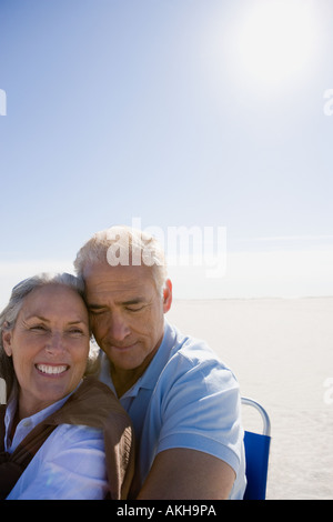 Senior couple hugging on beach Banque D'Images