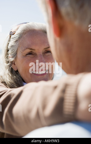 Senior couple embracing Banque D'Images
