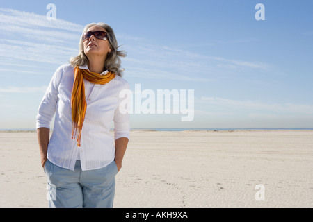 Senior woman on beach Banque D'Images